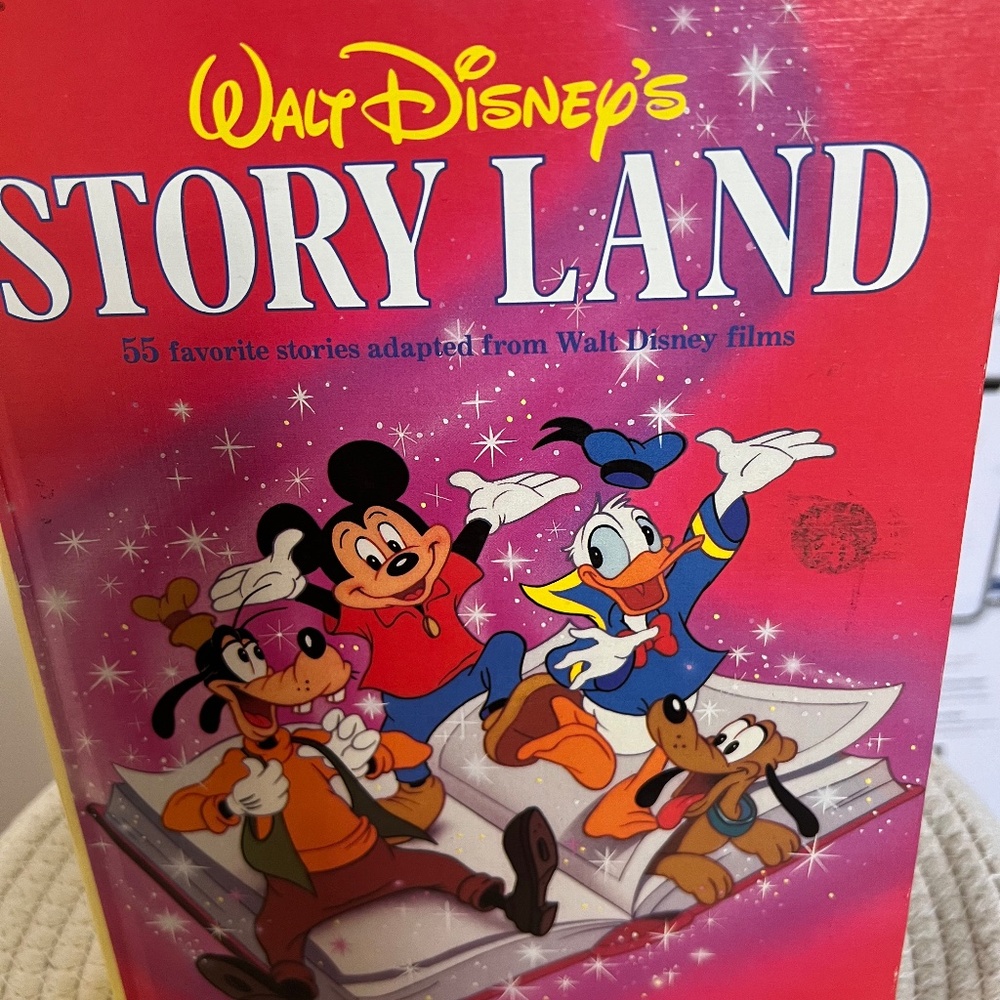 1987 storybook Walt Disney Story Land  55 favorite stories.